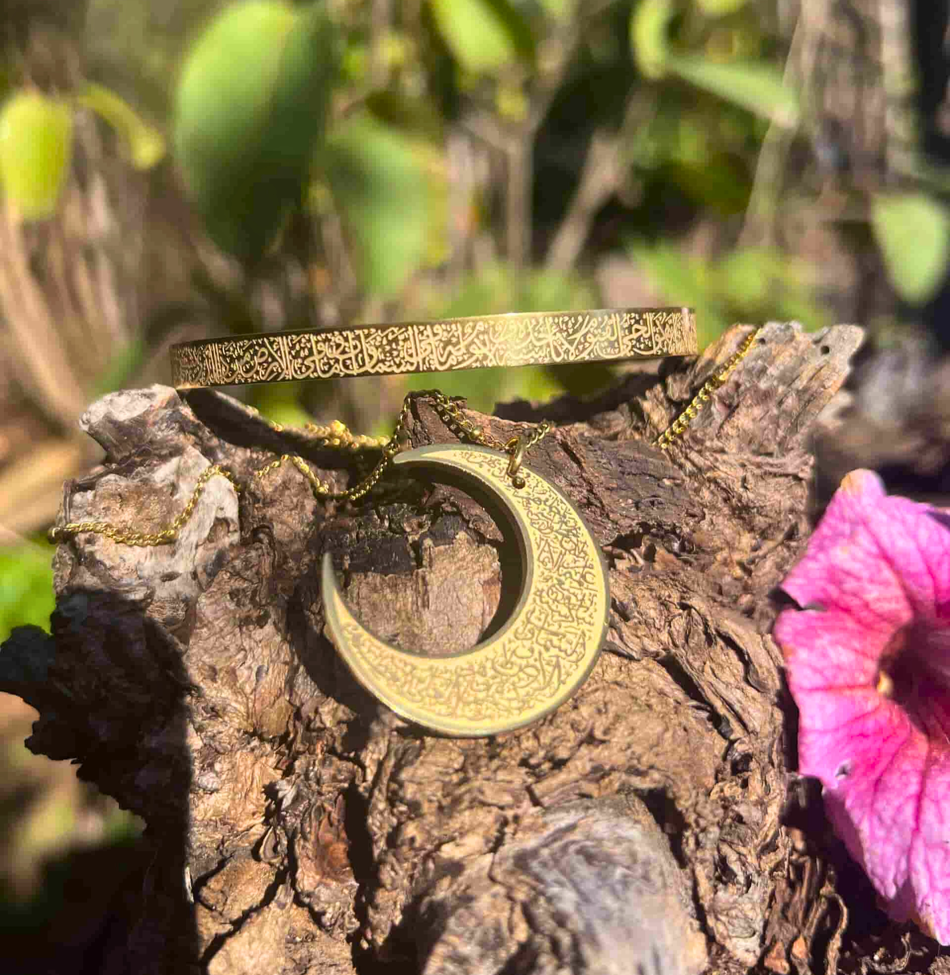 قلادة وسوار بنقش آية الكرسي بخط عربي أنيق