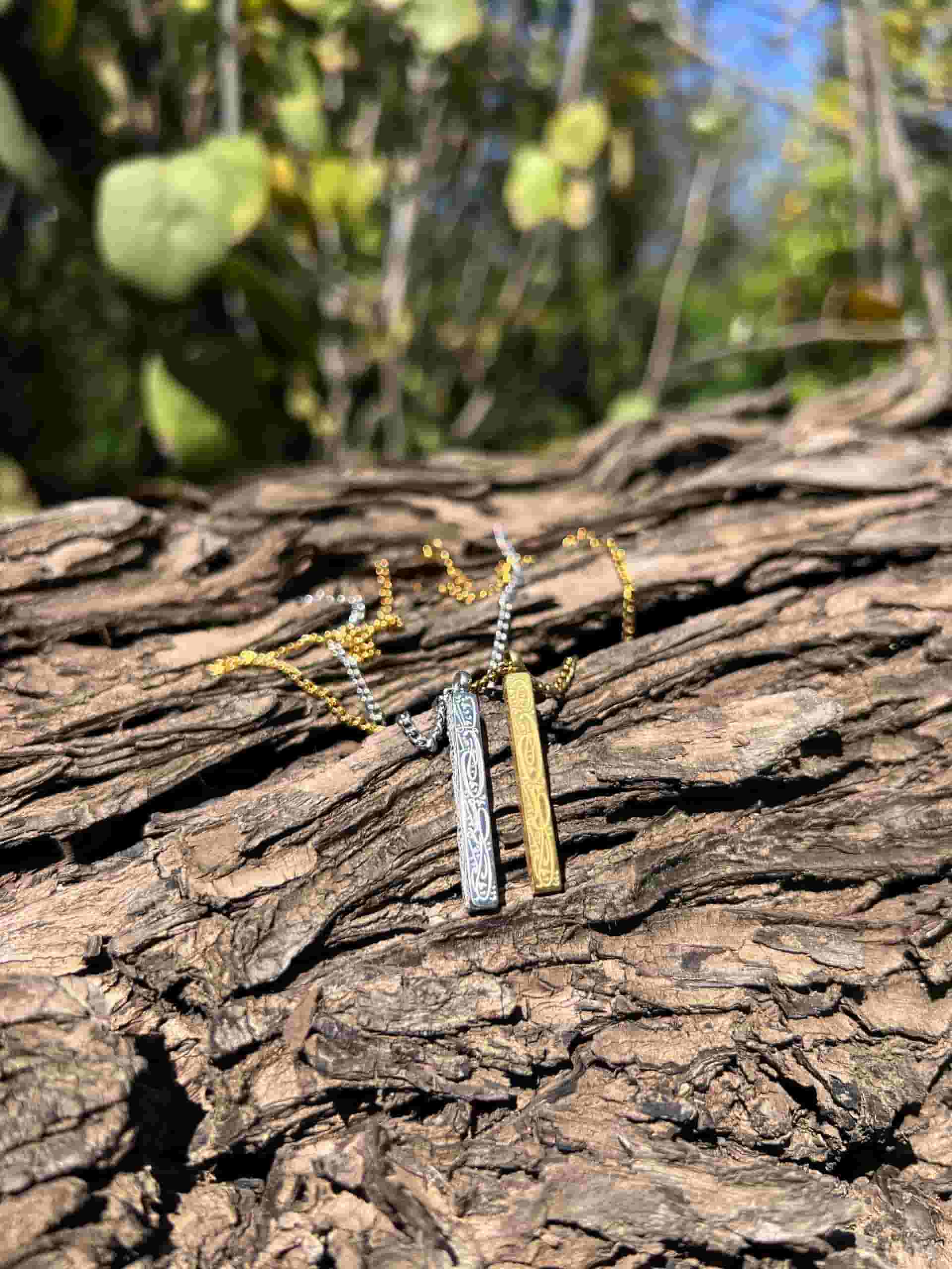 باك قلادتين “إِنَّ مَعَ الْعُسْرِ يُسْرًا” (ذهبي + فضي) 6 باك قلادتين “إِنَّ مَعَ الْعُسْرِ يُسْرًا” (ذهبي + فضي) - الصورة 6