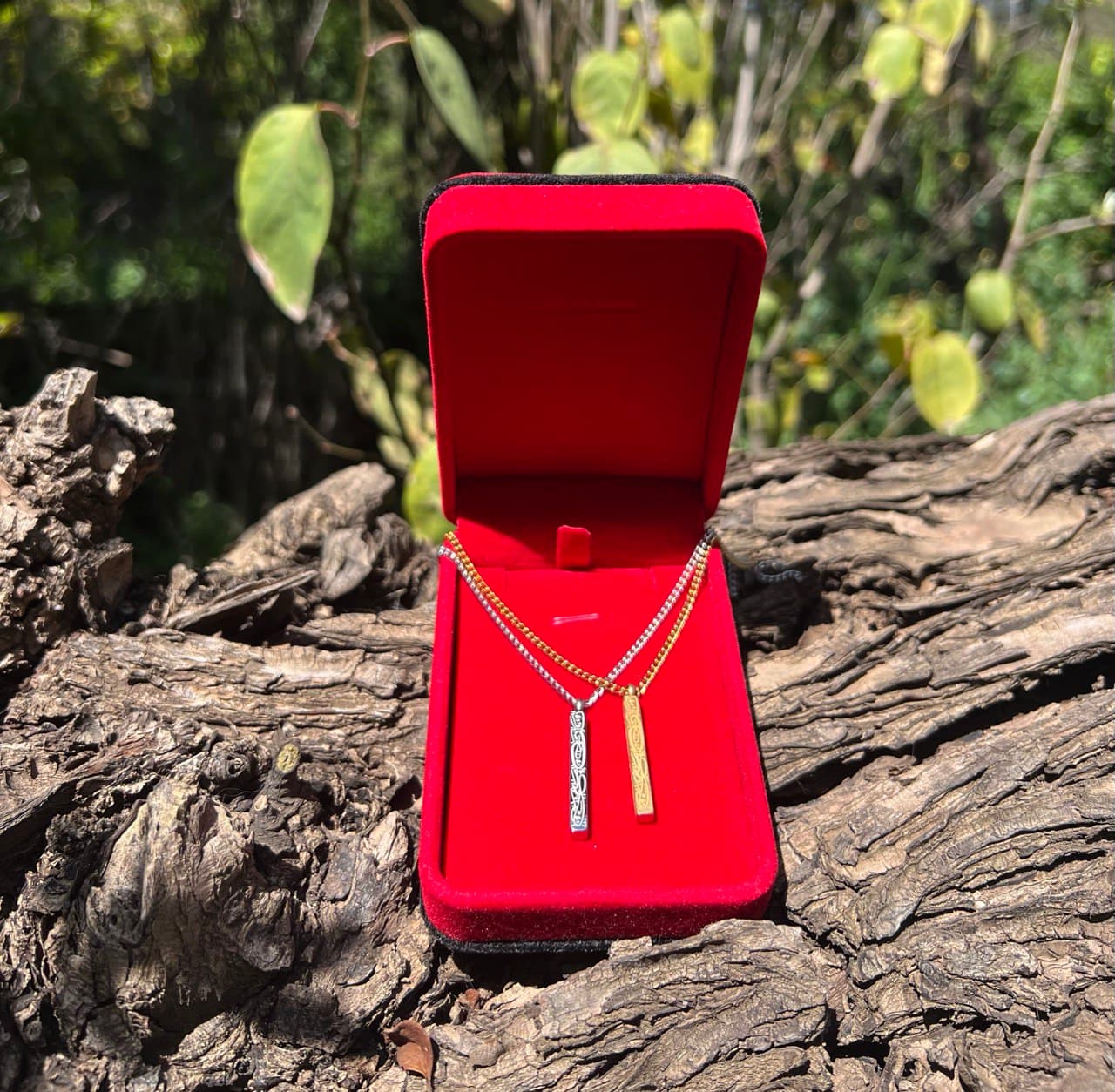 باك قلادتين “إِنَّ مَعَ الْعُسْرِ يُسْرًا” (ذهبي + فضي)