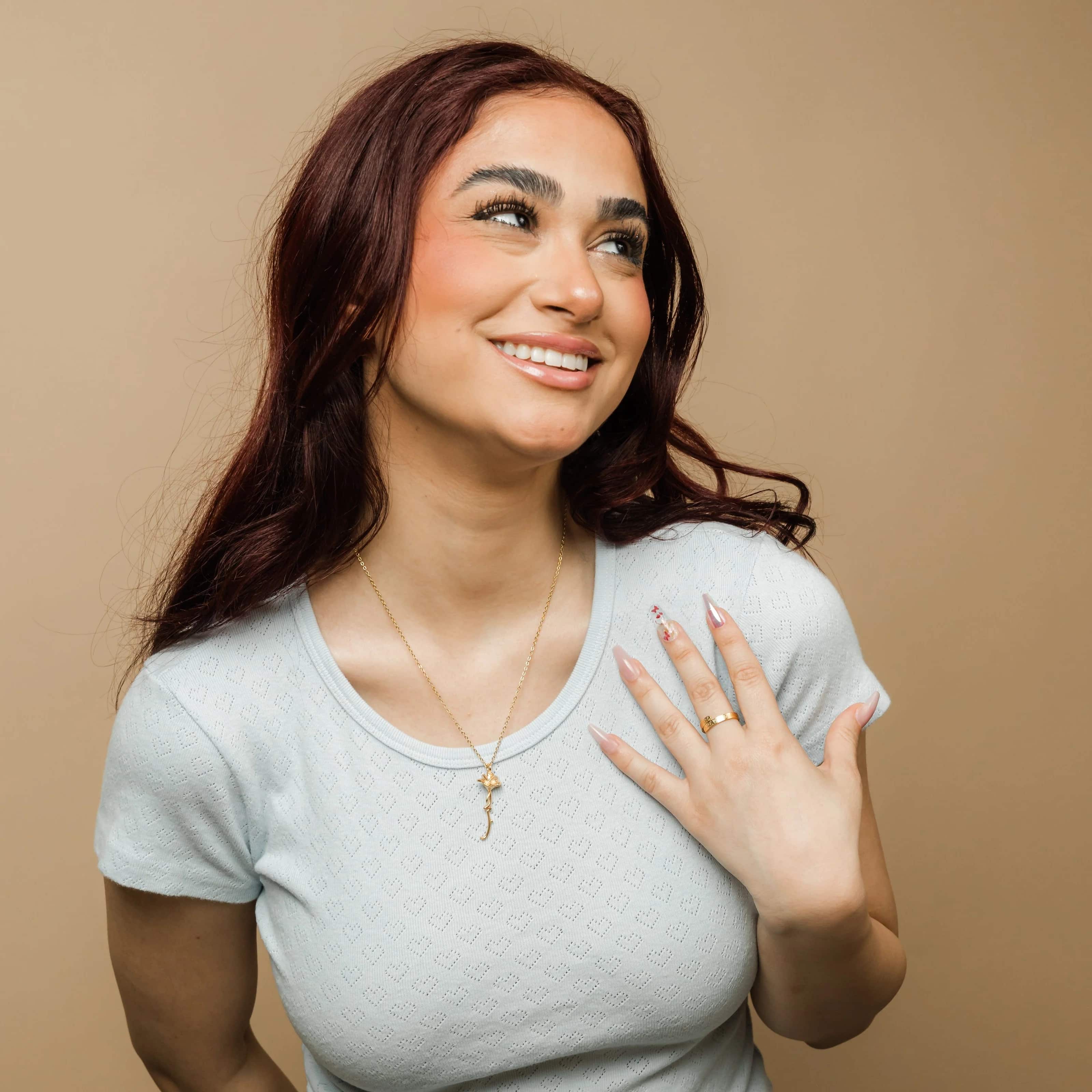 Collier « Amour en Fleur » – Symbole d’amour et d’élégance 5 Blooming قلادة حب مُزهِر