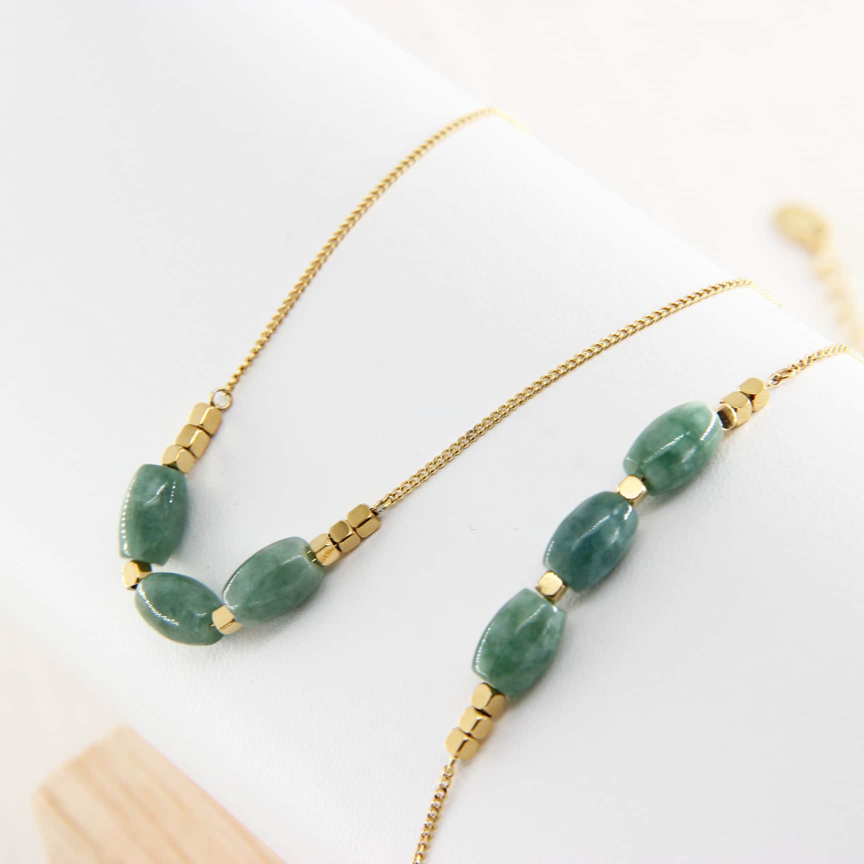 طقم قلادة وسوار أخضر بتفاصيل ذهبية