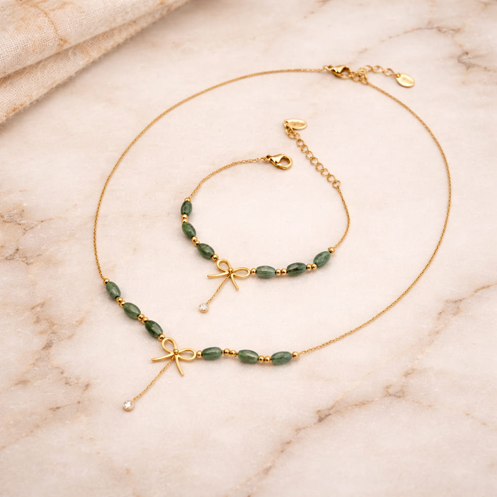 طقم قلادة وسوار بتفاصيل خضراء ولمسة ذهبية ناعمة