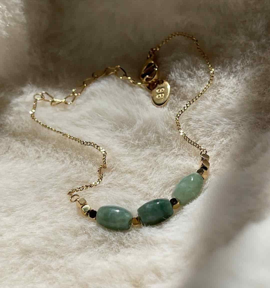 طقم قلادة وسوار أخضر بتفاصيل ذهبية – لمسة أناقة راقية 3 طقم قلادة وسوار أخضر بتفاصيل ذهبية – لمسة أناقة راقية - الصورة 3