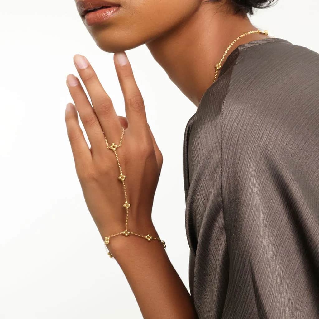 سلسلة يد مستوحاة من الحناء – لمسة أنثوية راقية 3 سلسلة يد مستوحاة من الحناء – لمسة أنثوية راقية - الصورة 3