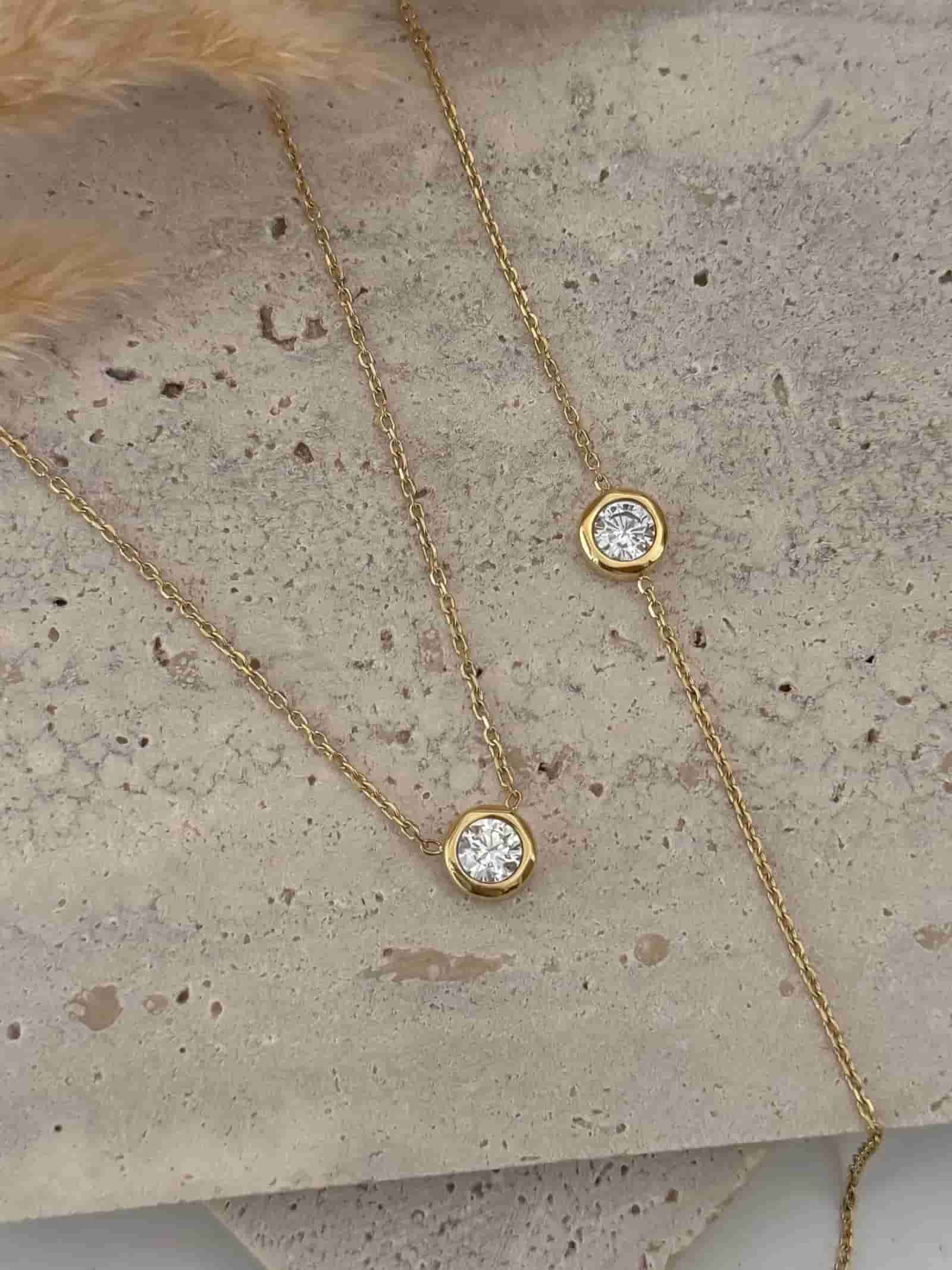 طقم قلادة وسوار بتصميم ناعم – أناقة هادئة لكل يوم