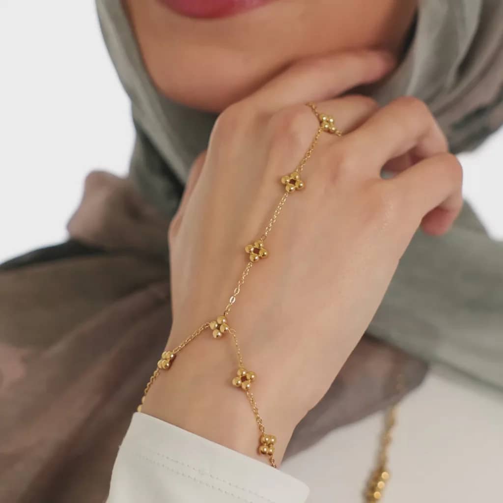 سلسلة يد مستوحاة من الحناء – لمسة أنثوية راقية 4 سلسلة يد مستوحاة من الحناء – لمسة أنثوية راقية - الصورة 4